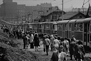 FOTO: Unikátní zmizelá Ostrava. Slavný fotograf po desetiletí zachycuje tvrdý život ve městě - Novinky